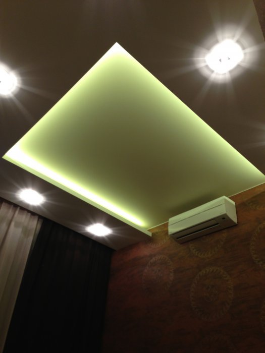 Прямоугольный потолок с подсветкой